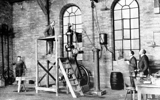 اضغط على الصورة لعرض أكبر.*  الإسم:	first diesel engine.jpg* مشاهدات:	0* الحجم:	73.9 KB* الهوية:	2303